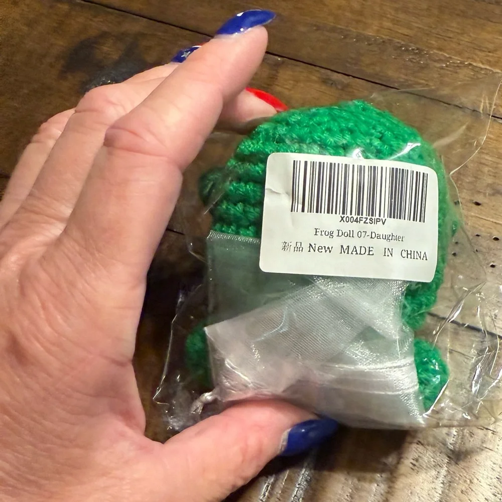 Green crochet frog with Pouch‎